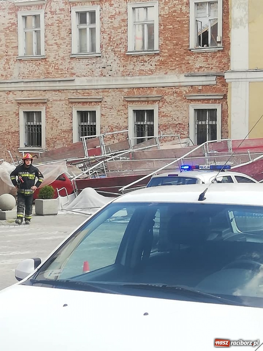 Zdjęcie w galerii na portalu naszraciborz.pl: W Wodzisławiu Śląskim runęło rusztowanie [FOTO]  wiadomości z regionu
