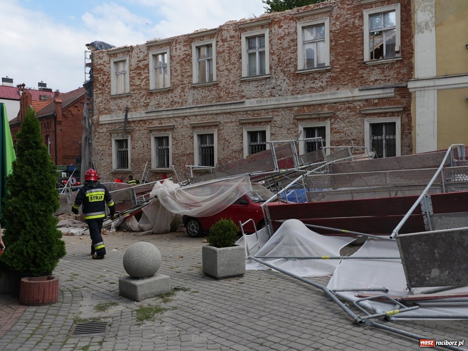 Zdjęcie w galerii na portalu naszraciborz.pl: W Wodzisławiu Śląskim runęło rusztowanie [FOTO]  wiadomości z regionu