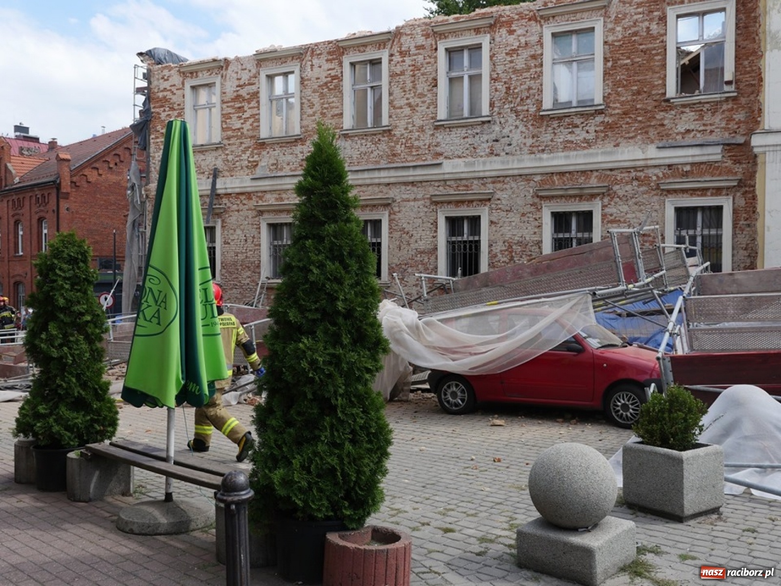 Zdjęcie w galerii na portalu naszraciborz.pl: W Wodzisławiu Śląskim runęło rusztowanie [FOTO]  wiadomości z regionu