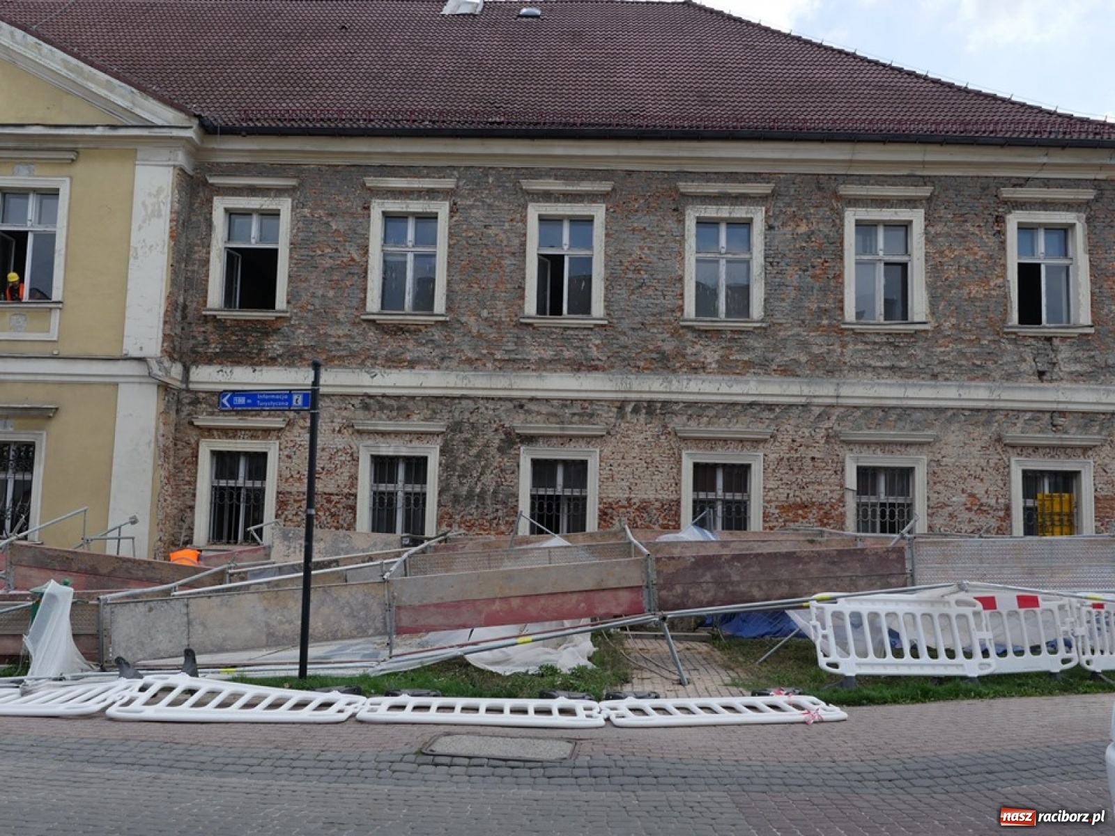 Zdjęcie w galerii na portalu naszraciborz.pl: W Wodzisławiu Śląskim runęło rusztowanie [FOTO]  wiadomości z regionu