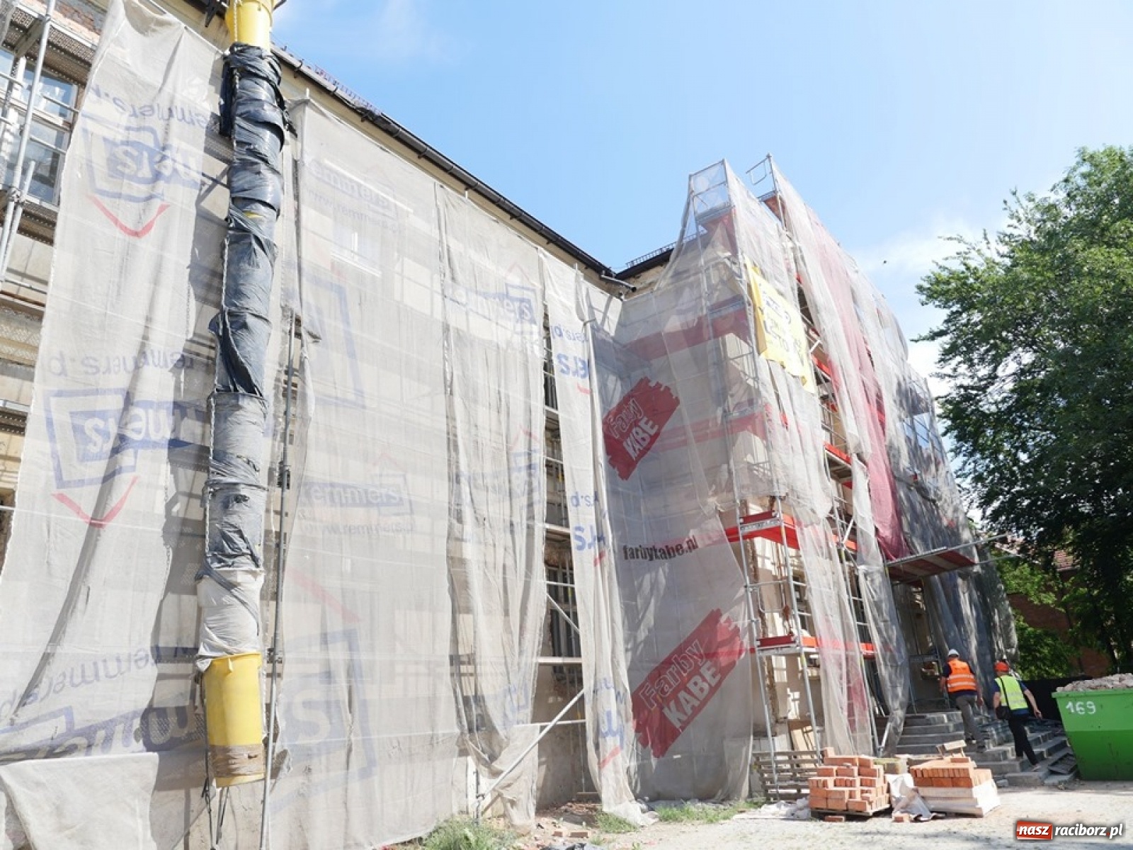 Zdjęcie w galerii na portalu naszraciborz.pl: W Wodzisławiu Śląskim runęło rusztowanie [FOTO]  wiadomości z regionu