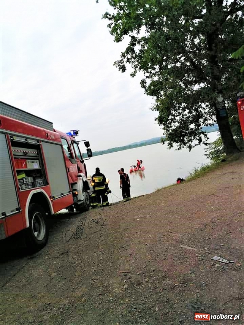 Zdjęcie w galerii na portalu naszraciborz.pl: Samochód wypadł z drogi i wjechał do stawu wiadomości z regionu
