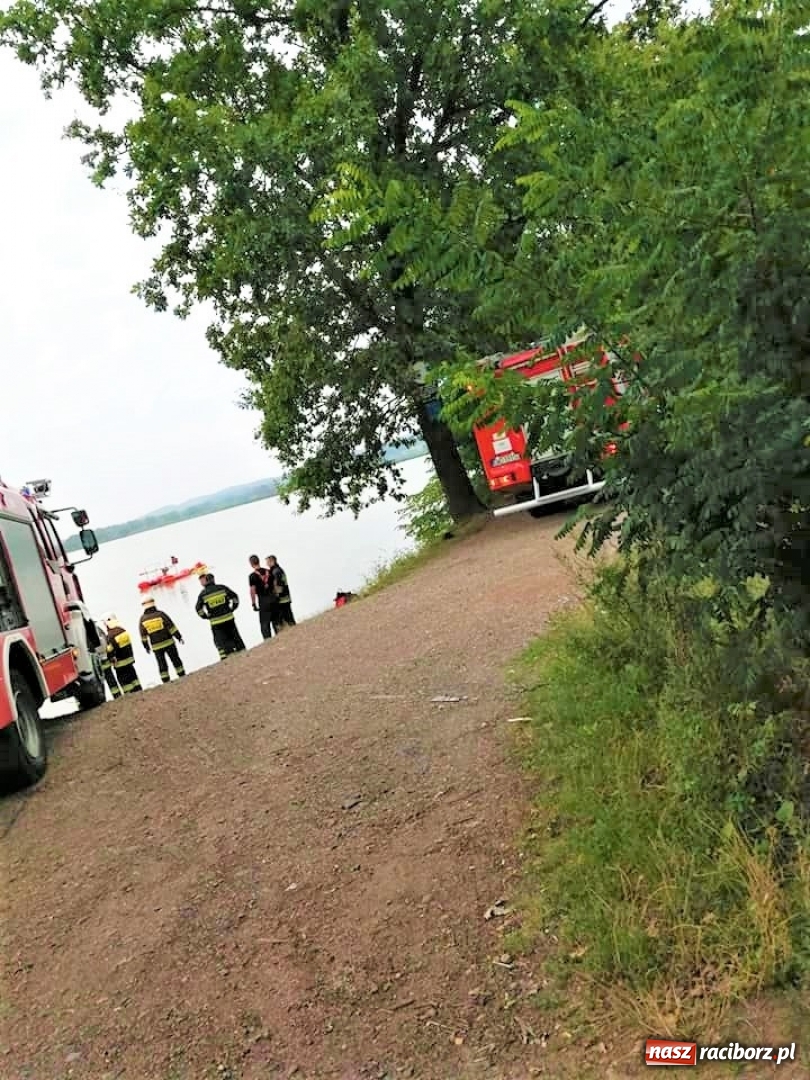 Zdjęcie w galerii na portalu naszraciborz.pl: Samochód wypadł z drogi i wjechał do stawu wiadomości z regionu