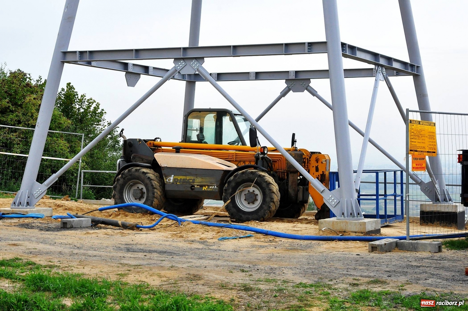 Zdjęcie w galerii na portalu naszraciborz.pl: Trwa budowa wieży widokowej w Pogrzebieniu [FOTO] wiadomości z regionu