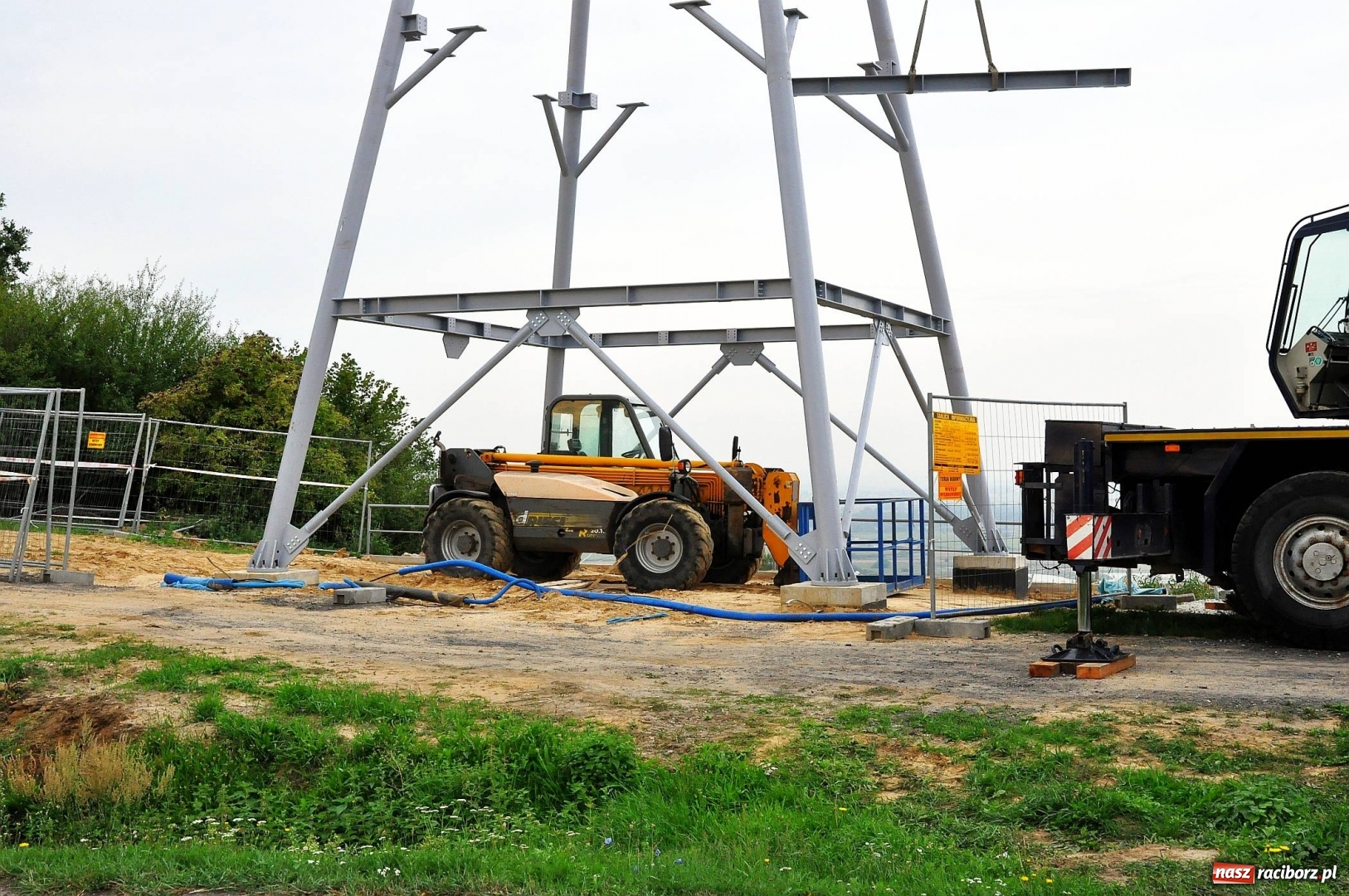 Zdjęcie w galerii na portalu naszraciborz.pl: Trwa budowa wieży widokowej w Pogrzebieniu [FOTO] wiadomości z regionu