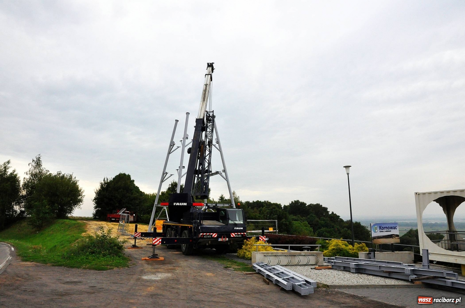 Zdjęcie w galerii na portalu naszraciborz.pl: Trwa budowa wieży widokowej w Pogrzebieniu [FOTO] wiadomości z regionu