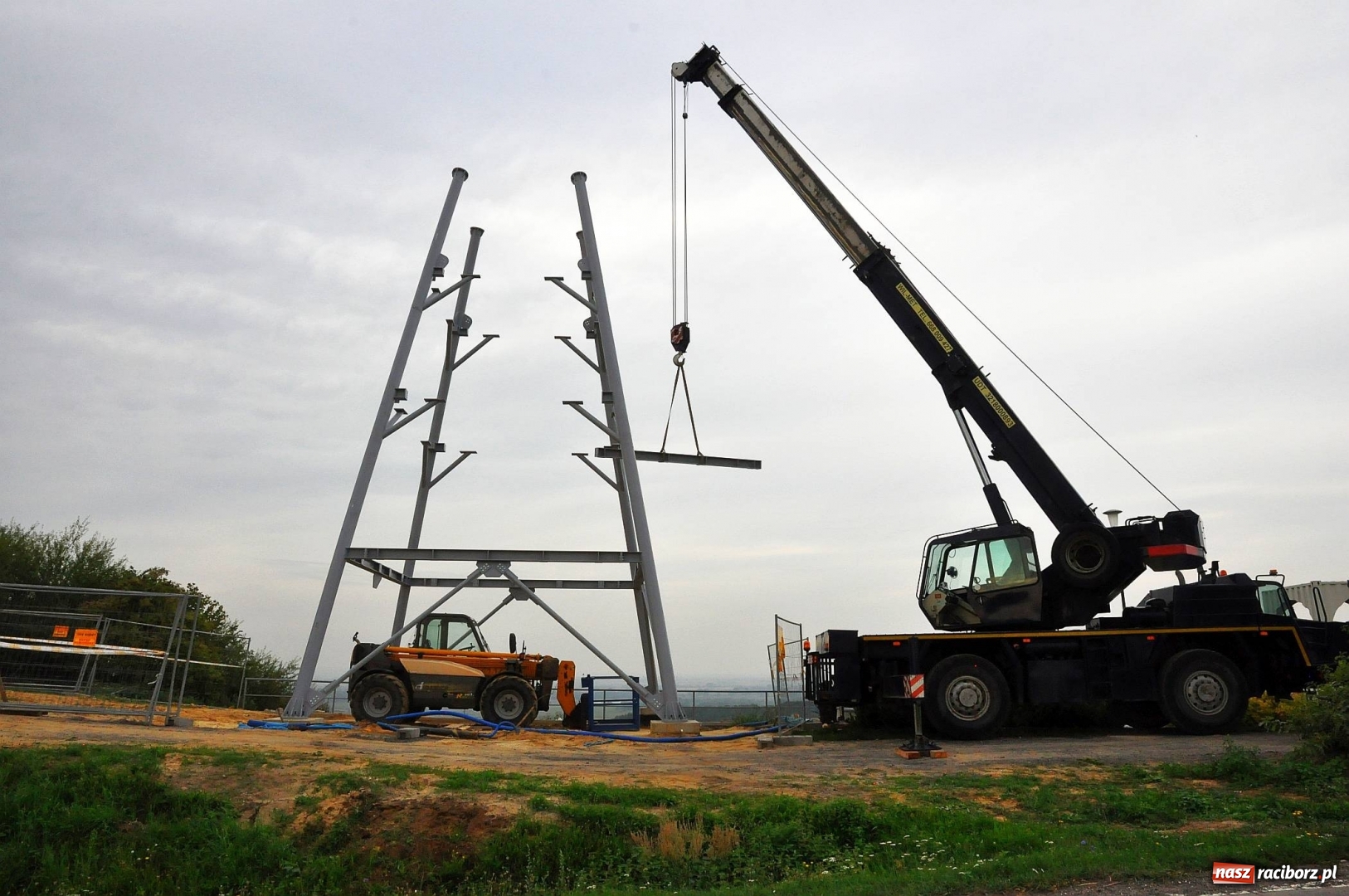 Zdjęcie w galerii na portalu naszraciborz.pl: Trwa budowa wieży widokowej w Pogrzebieniu [FOTO] wiadomości z regionu