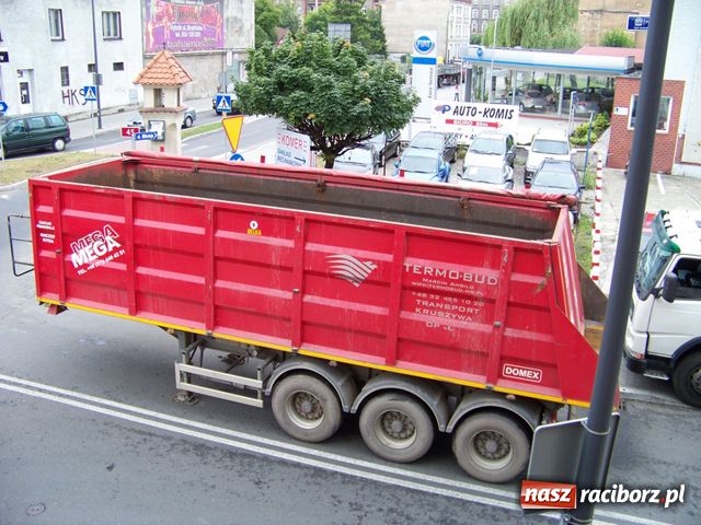 Zdjęcie w galerii na portalu naszraciborz.pl: TIR zgubił przyczepę wiadomości z regionu