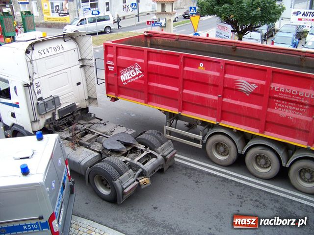 Zdjęcie w galerii na portalu naszraciborz.pl: TIR zgubił przyczepę wiadomości z regionu