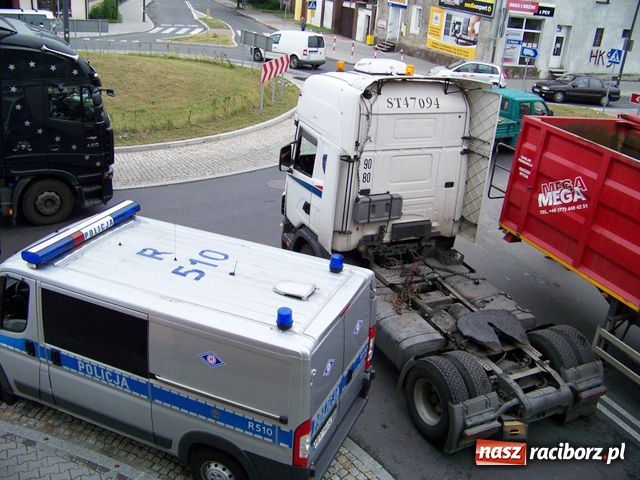 Zdjęcie w galerii na portalu naszraciborz.pl: TIR zgubił przyczepę wiadomości z regionu