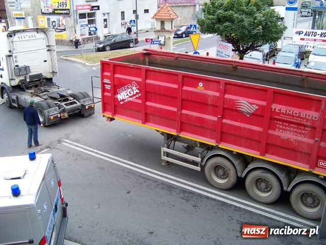 Zdjęcie w galerii na portalu naszraciborz.pl: TIR zgubił przyczepę wiadomości z regionu