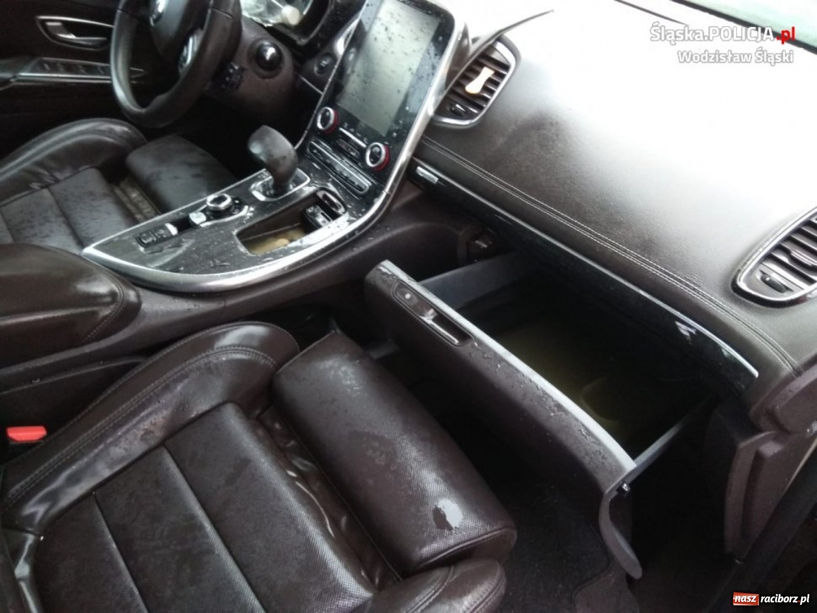 Zdjęcie w galerii na portalu naszraciborz.pl: Zasnął za kierownicą, obudził się w wodzie! Tak wyciągano auto ze stawu pod Raciborzem [FOTO i WIDEO] wiadomości z regionu