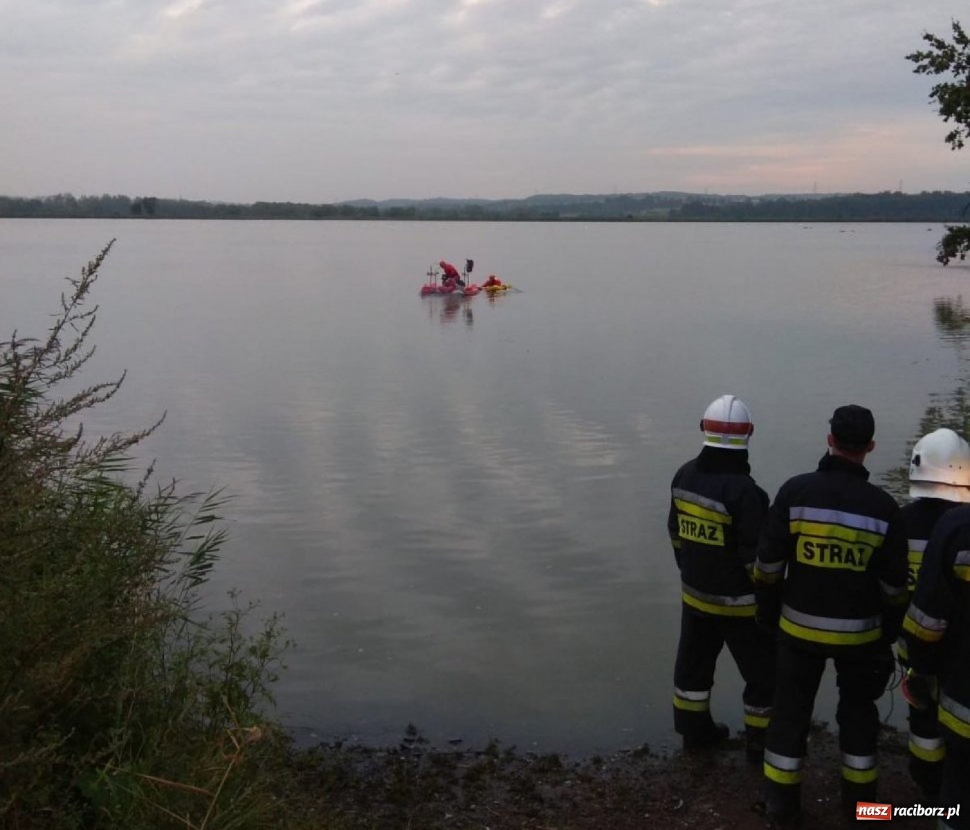 Zdjęcie w galerii na portalu naszraciborz.pl: Zasnął za kierownicą, obudził się w wodzie! Tak wyciągano auto ze stawu pod Raciborzem [FOTO i WIDEO] wiadomości z regionu