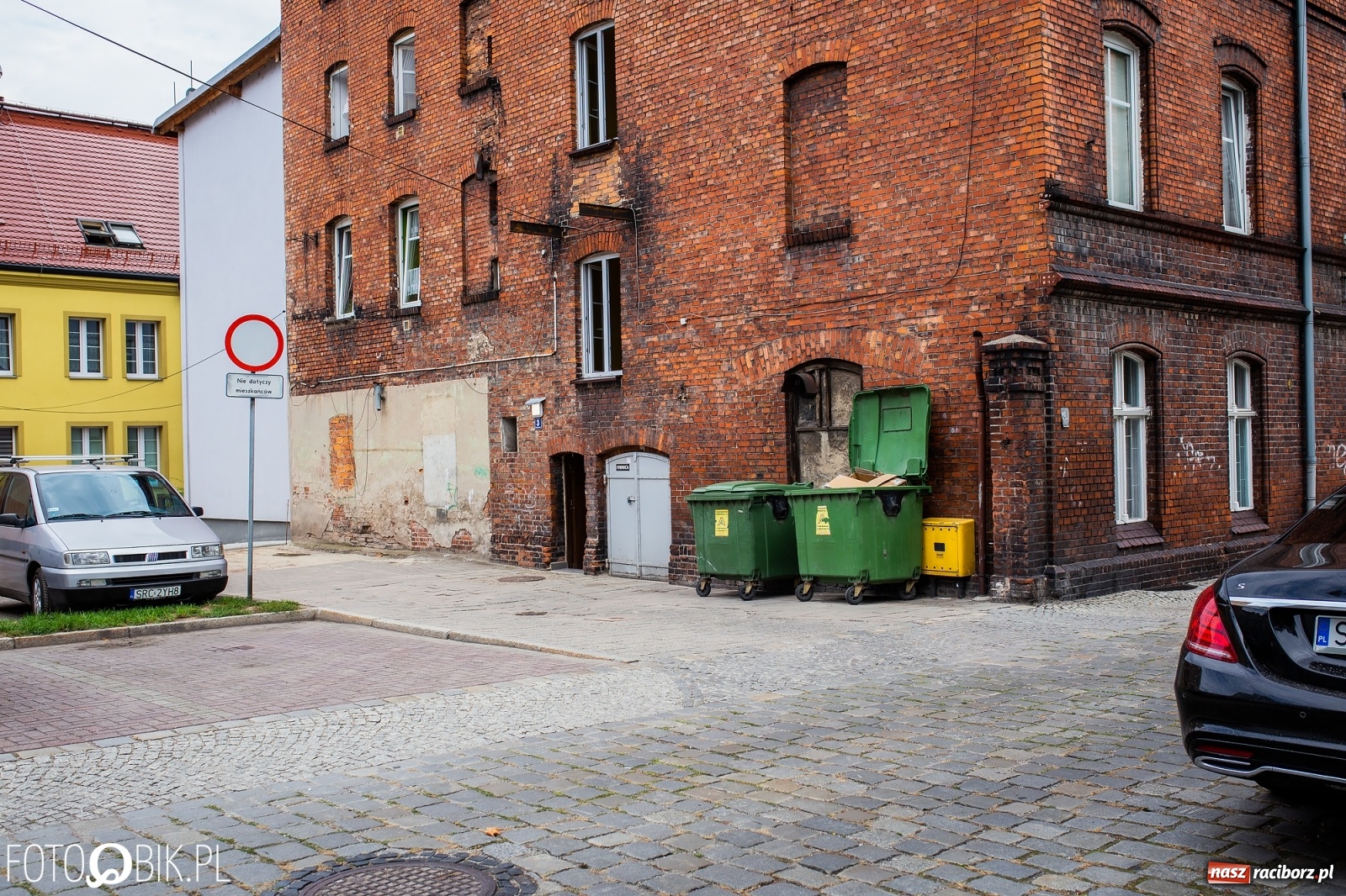 Zdjęcie w galerii na portalu naszraciborz.pl: Po drugiej stronie lustra. Raciborskie podwórka jak z trzeciego świata [FOTO] wiadomości z regionu