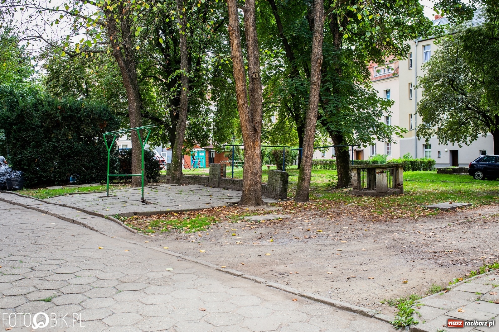 Zdjęcie w galerii na portalu naszraciborz.pl: Po drugiej stronie lustra. Raciborskie podwórka jak z trzeciego świata [FOTO] wiadomości z regionu