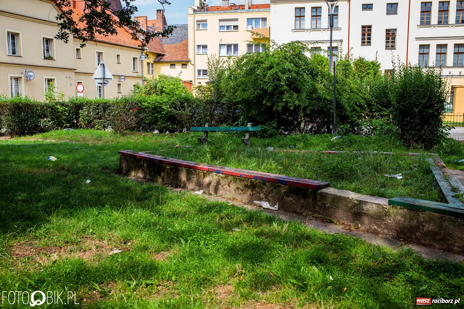 Zdjęcie w galerii na portalu naszraciborz.pl: Po drugiej stronie lustra. Raciborskie podwórka jak z trzeciego świata [FOTO] wiadomości z regionu