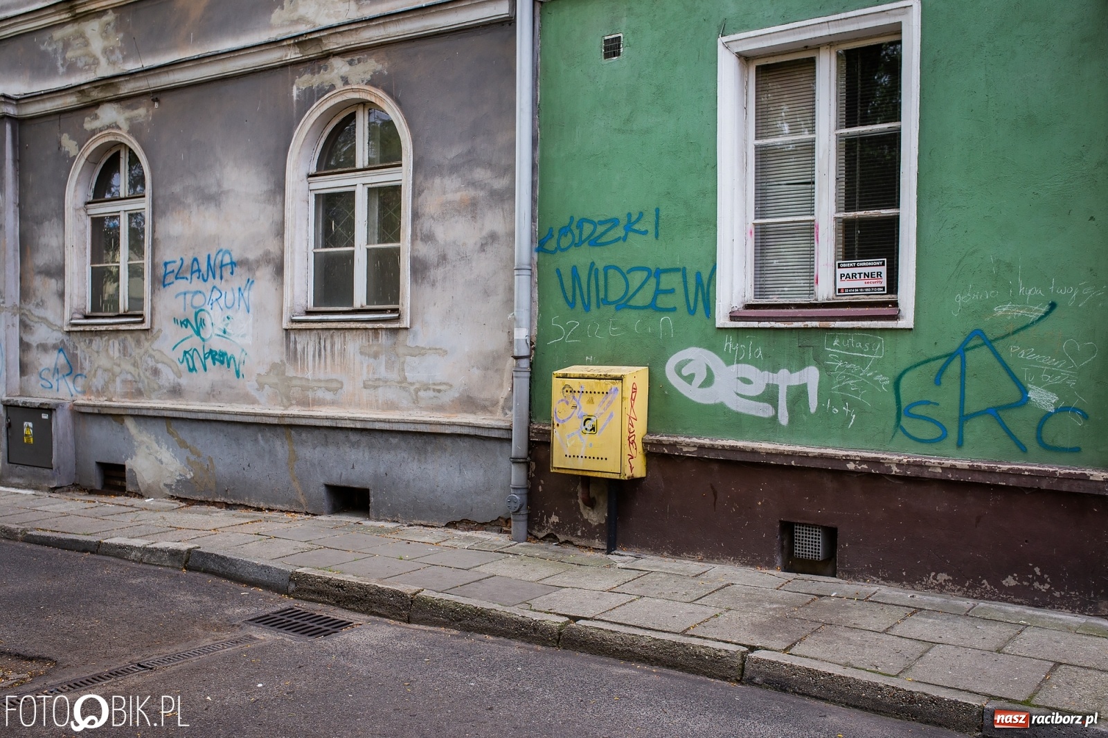 Zdjęcie w galerii na portalu naszraciborz.pl: Po drugiej stronie lustra. Raciborskie podwórka jak z trzeciego świata [FOTO] wiadomości z regionu