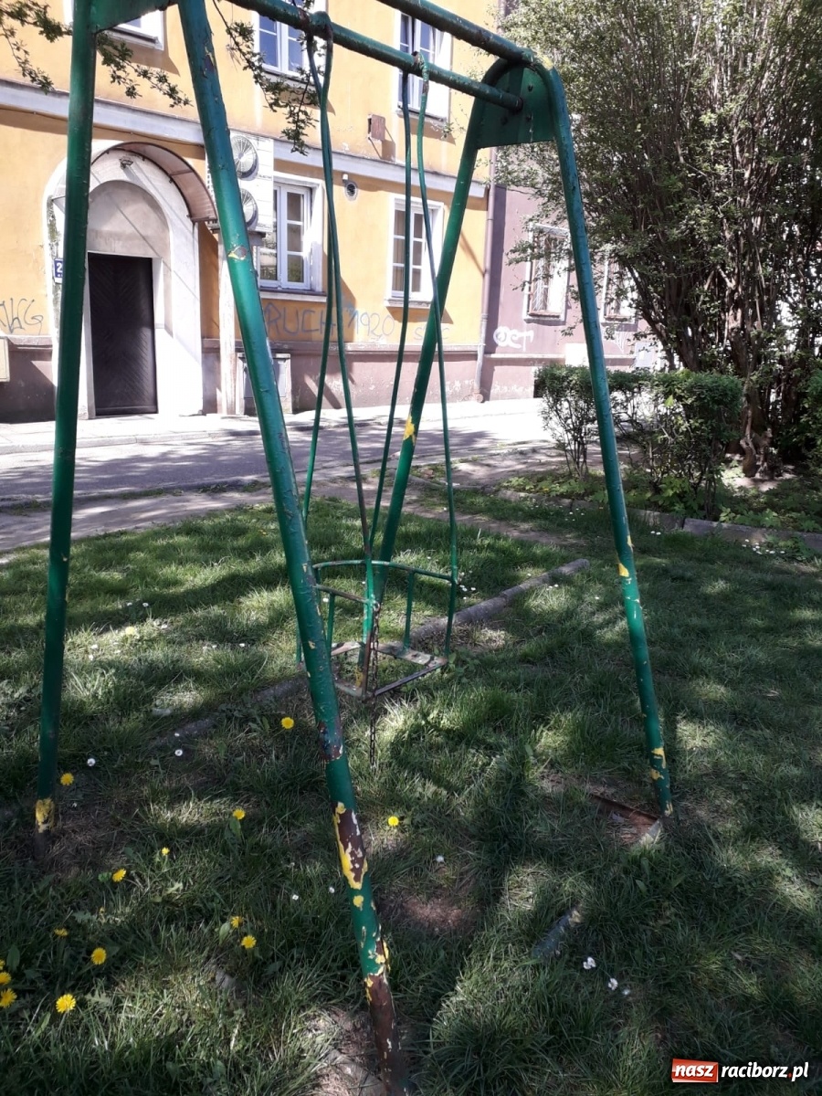 Zdjęcie w galerii na portalu naszraciborz.pl: Po drugiej stronie lustra. Raciborskie podwórka jak z trzeciego świata [FOTO] wiadomości z regionu