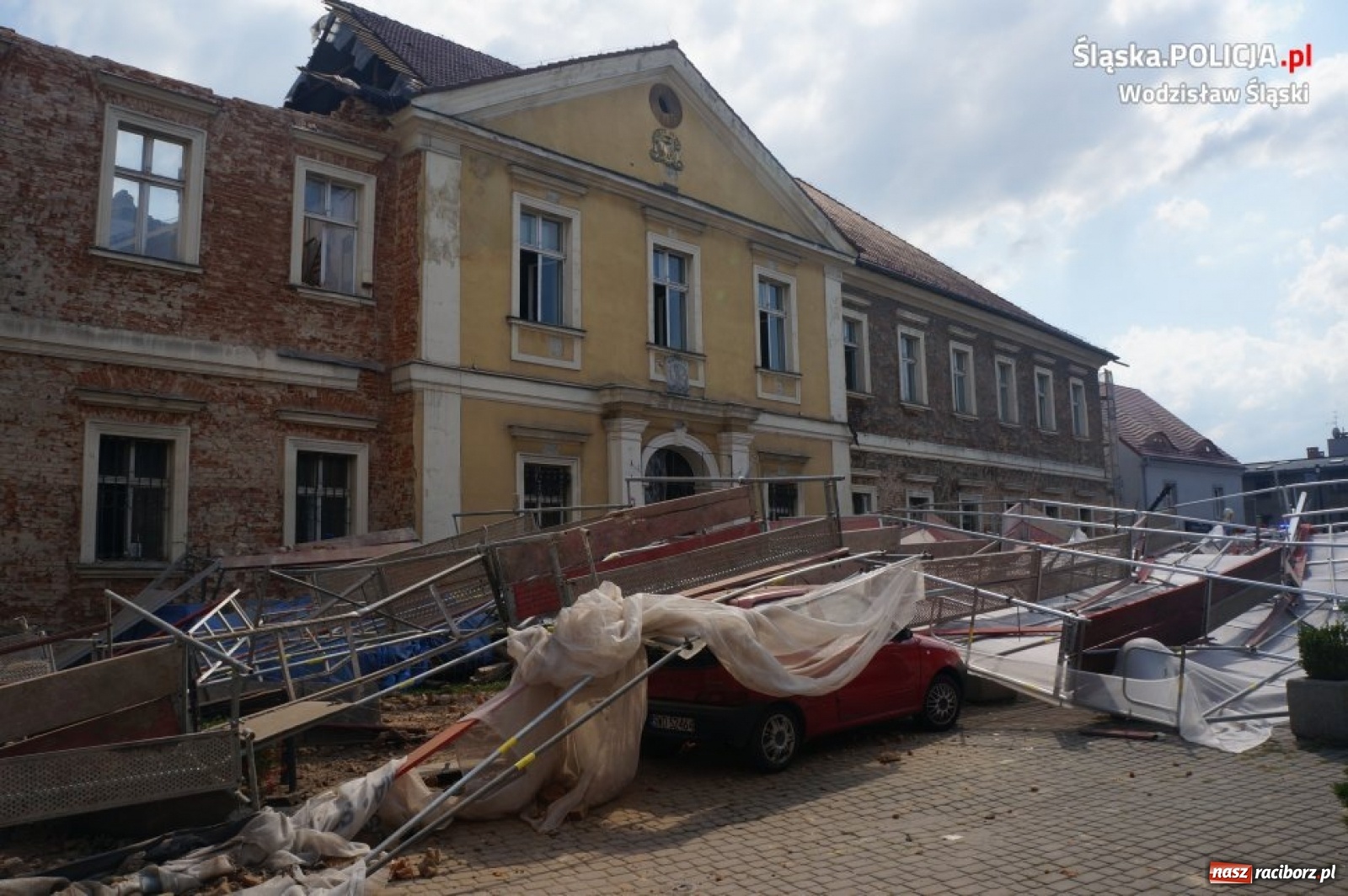 Zdjęcie w galerii na portalu naszraciborz.pl:  Tak runęło rusztowanie w Wodzisławiu Śląskim. Moment katastrofy w monitoringu [WIDEO]  wiadomości z regionu