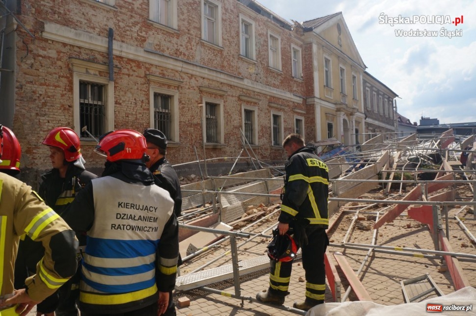 Zdjęcie w galerii na portalu naszraciborz.pl:  Tak runęło rusztowanie w Wodzisławiu Śląskim. Moment katastrofy w monitoringu [WIDEO]  wiadomości z regionu