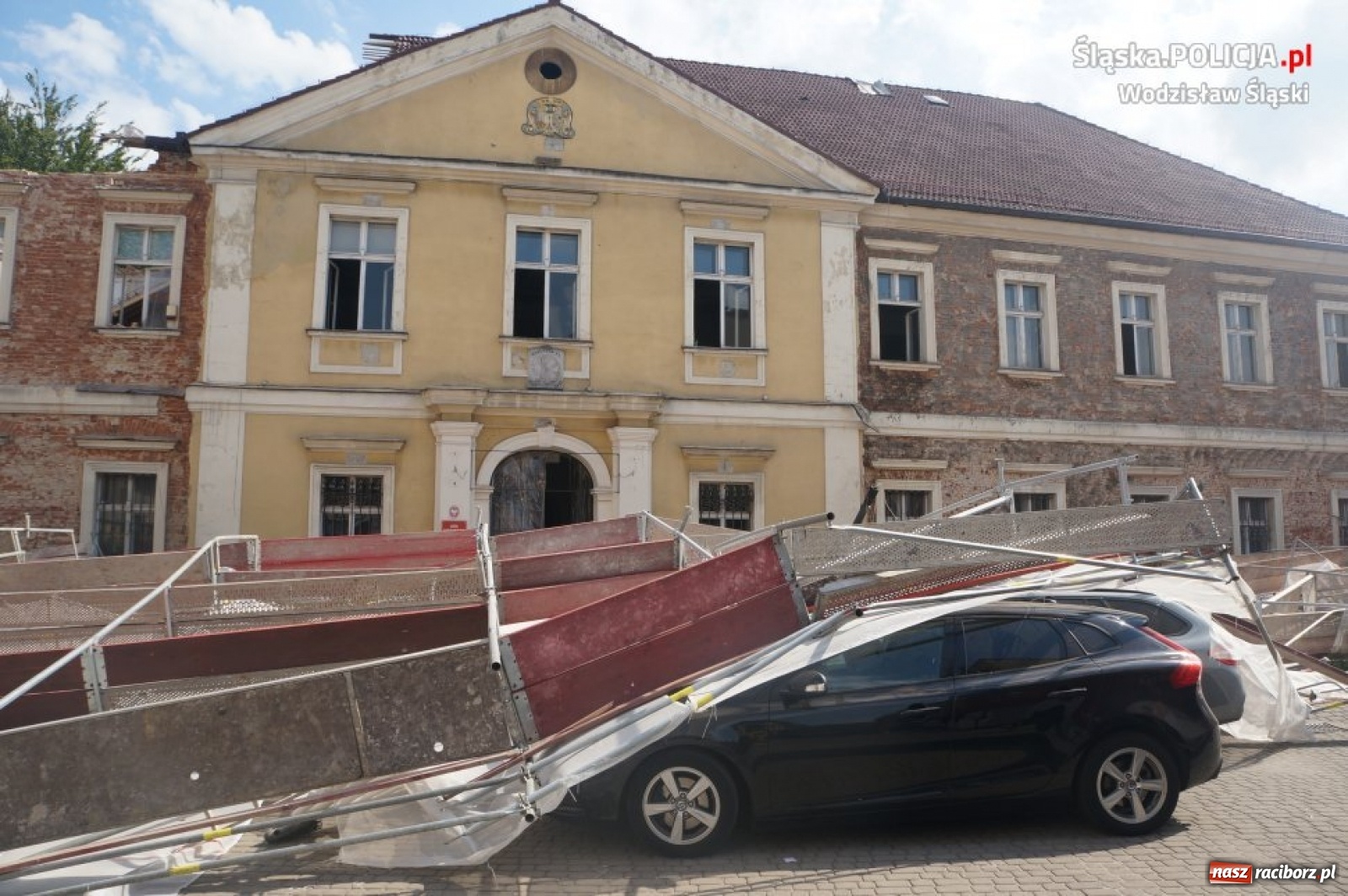 Zdjęcie w galerii na portalu naszraciborz.pl:  Tak runęło rusztowanie w Wodzisławiu Śląskim. Moment katastrofy w monitoringu [WIDEO]  wiadomości z regionu