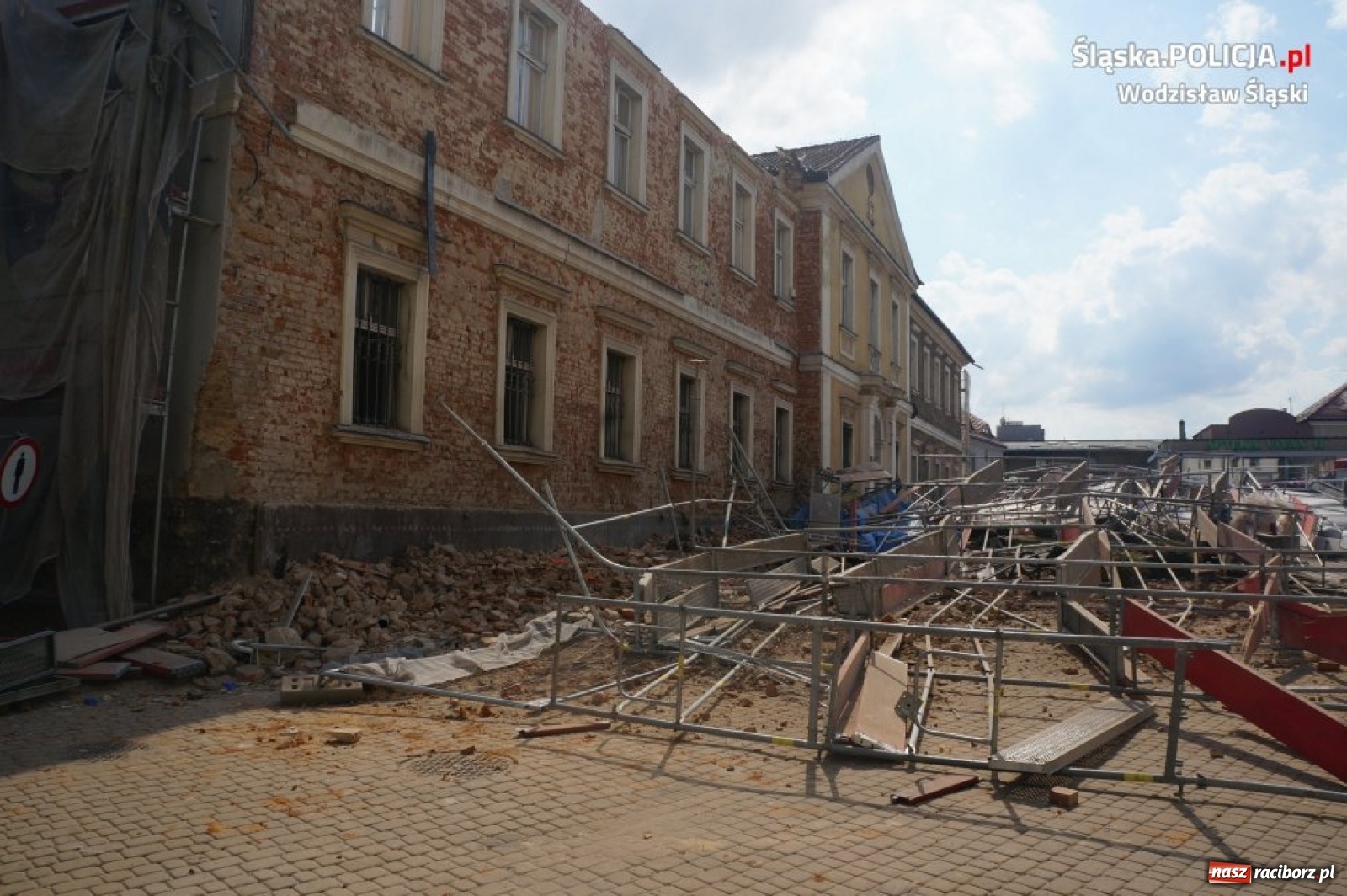 Zdjęcie w galerii na portalu naszraciborz.pl:  Tak runęło rusztowanie w Wodzisławiu Śląskim. Moment katastrofy w monitoringu [WIDEO]  wiadomości z regionu