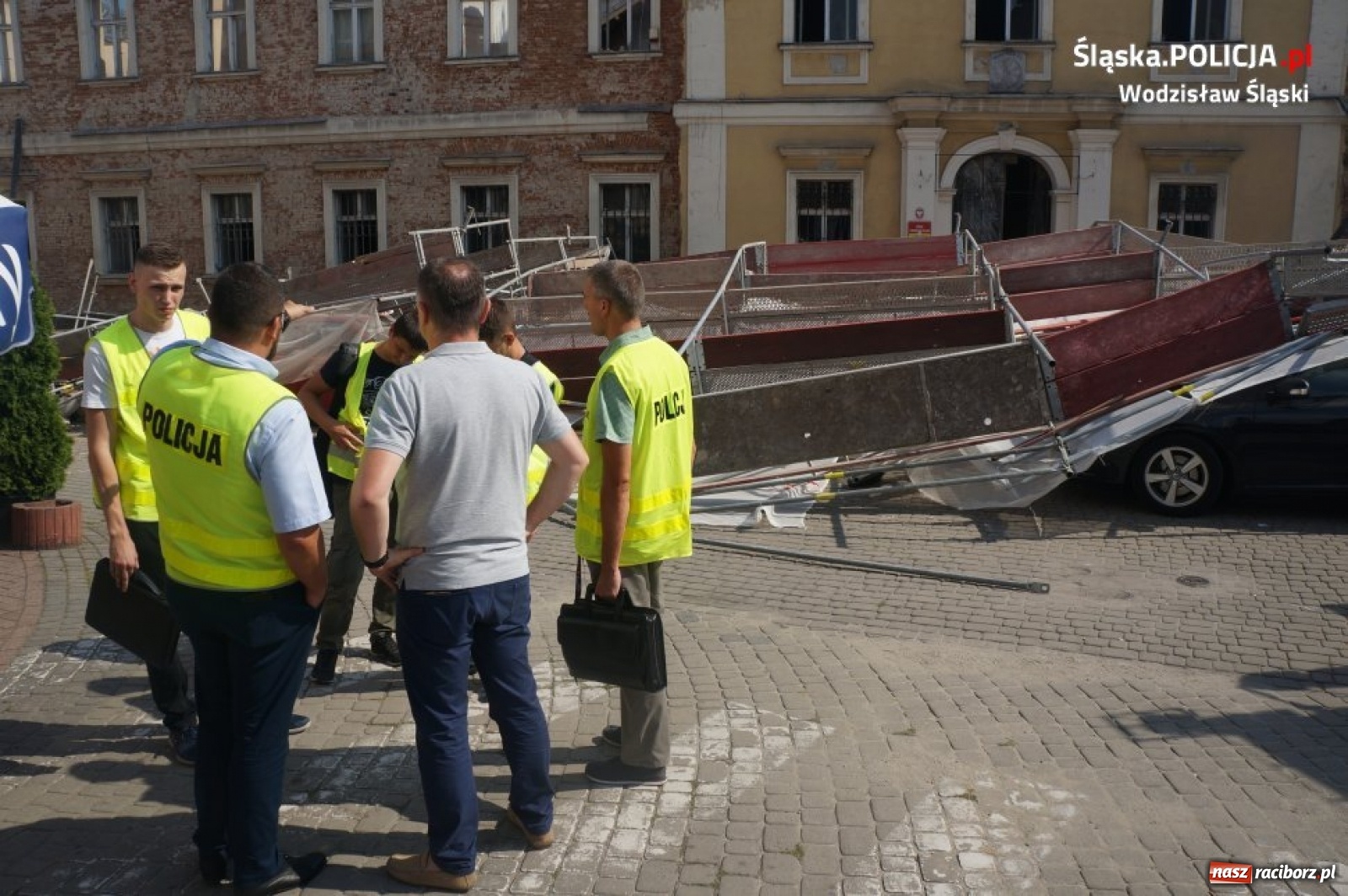 Zdjęcie w galerii na portalu naszraciborz.pl:  Tak runęło rusztowanie w Wodzisławiu Śląskim. Moment katastrofy w monitoringu [WIDEO]  wiadomości z regionu