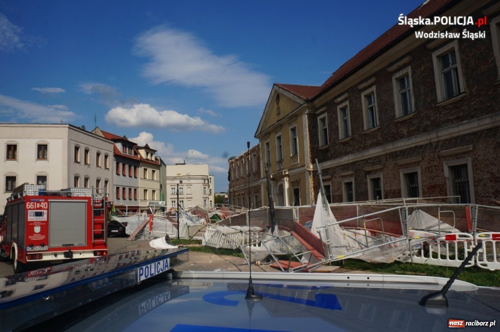 Zdjęcie w galerii na portalu naszraciborz.pl:  Tak runęło rusztowanie w Wodzisławiu Śląskim. Moment katastrofy w monitoringu [WIDEO]  wiadomości z regionu