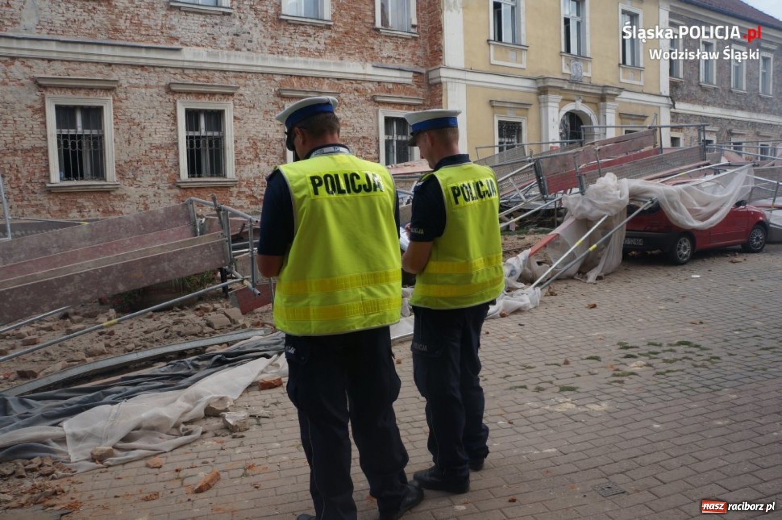 Zdjęcie w galerii na portalu naszraciborz.pl:  Tak runęło rusztowanie w Wodzisławiu Śląskim. Moment katastrofy w monitoringu [WIDEO]  wiadomości z regionu
