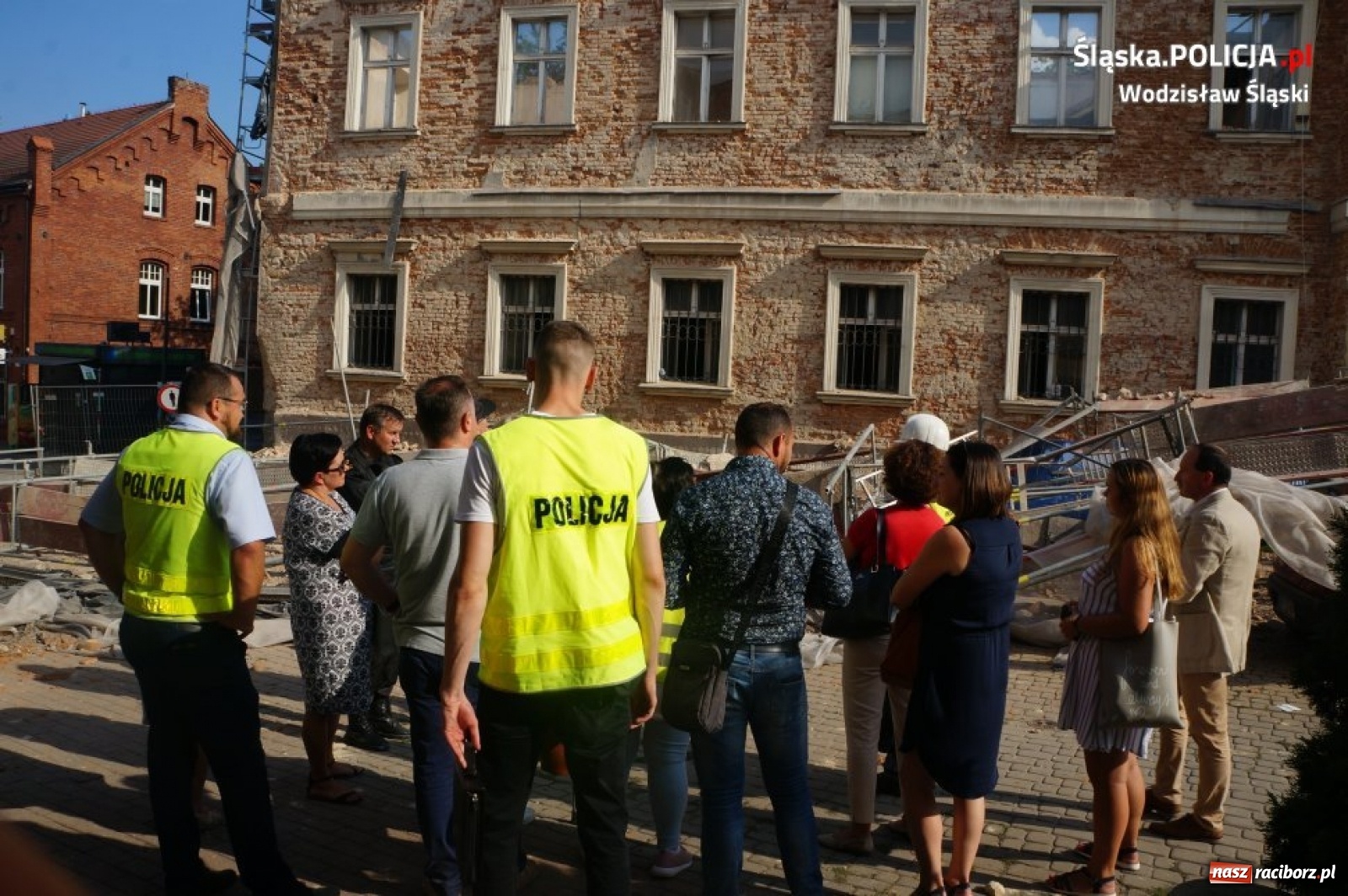 Zdjęcie w galerii na portalu naszraciborz.pl:  Tak runęło rusztowanie w Wodzisławiu Śląskim. Moment katastrofy w monitoringu [WIDEO]  wiadomości z regionu