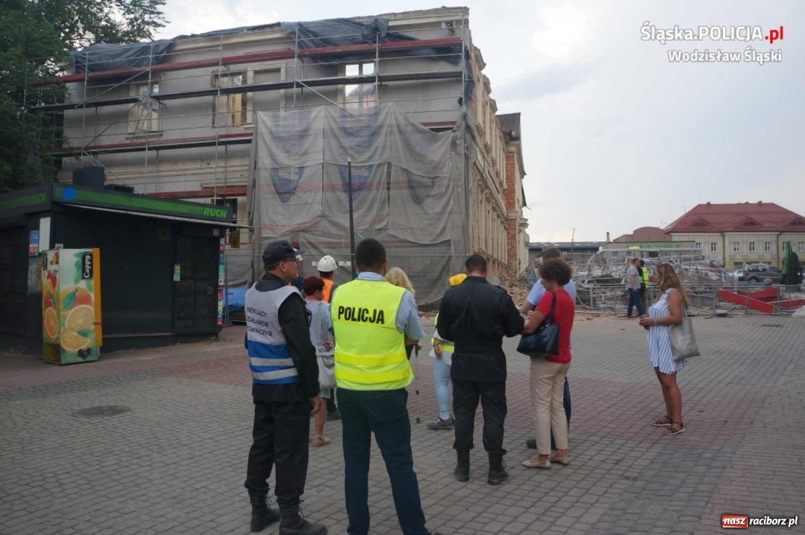 Zdjęcie w galerii na portalu naszraciborz.pl:  Tak runęło rusztowanie w Wodzisławiu Śląskim. Moment katastrofy w monitoringu [WIDEO]  wiadomości z regionu