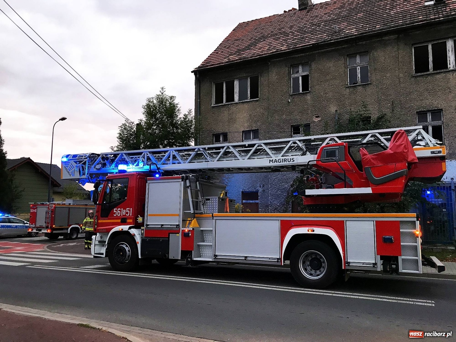 Zdjęcie w galerii na portalu naszraciborz.pl: Akcja straży i policji na Mariańskiej-Kopernika. Podpalenie na granicy Bolesławia i Tworkowa [FOTO] wiadomości z regionu