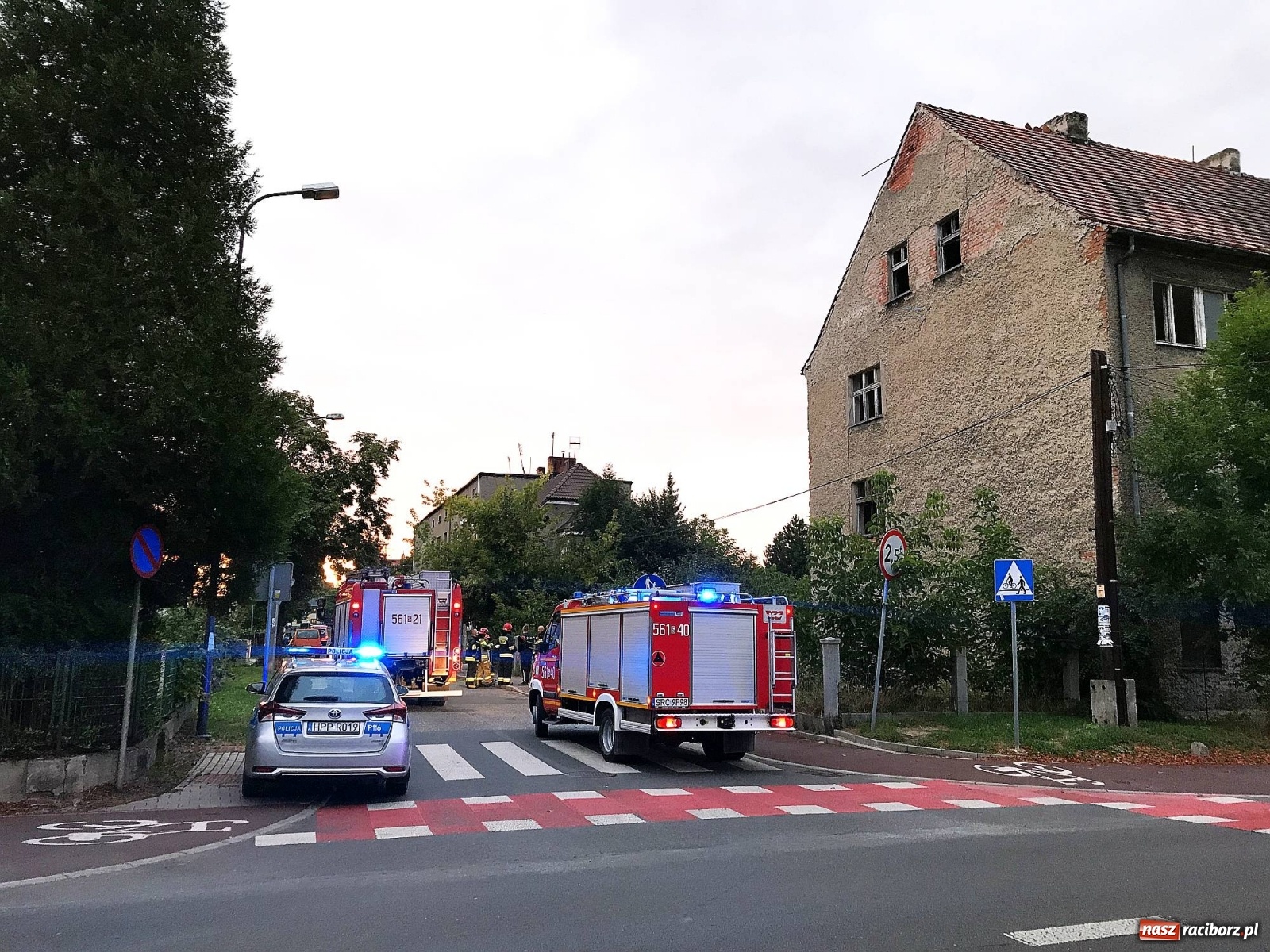 Zdjęcie w galerii na portalu naszraciborz.pl: Akcja straży i policji na Mariańskiej-Kopernika. Podpalenie na granicy Bolesławia i Tworkowa [FOTO] wiadomości z regionu