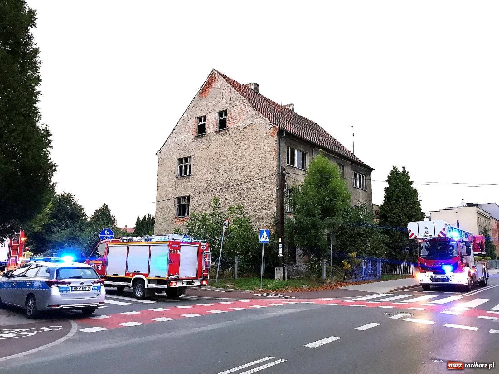 Zdjęcie w galerii na portalu naszraciborz.pl: Akcja straży i policji na Mariańskiej-Kopernika. Podpalenie na granicy Bolesławia i Tworkowa [FOTO] wiadomości z regionu
