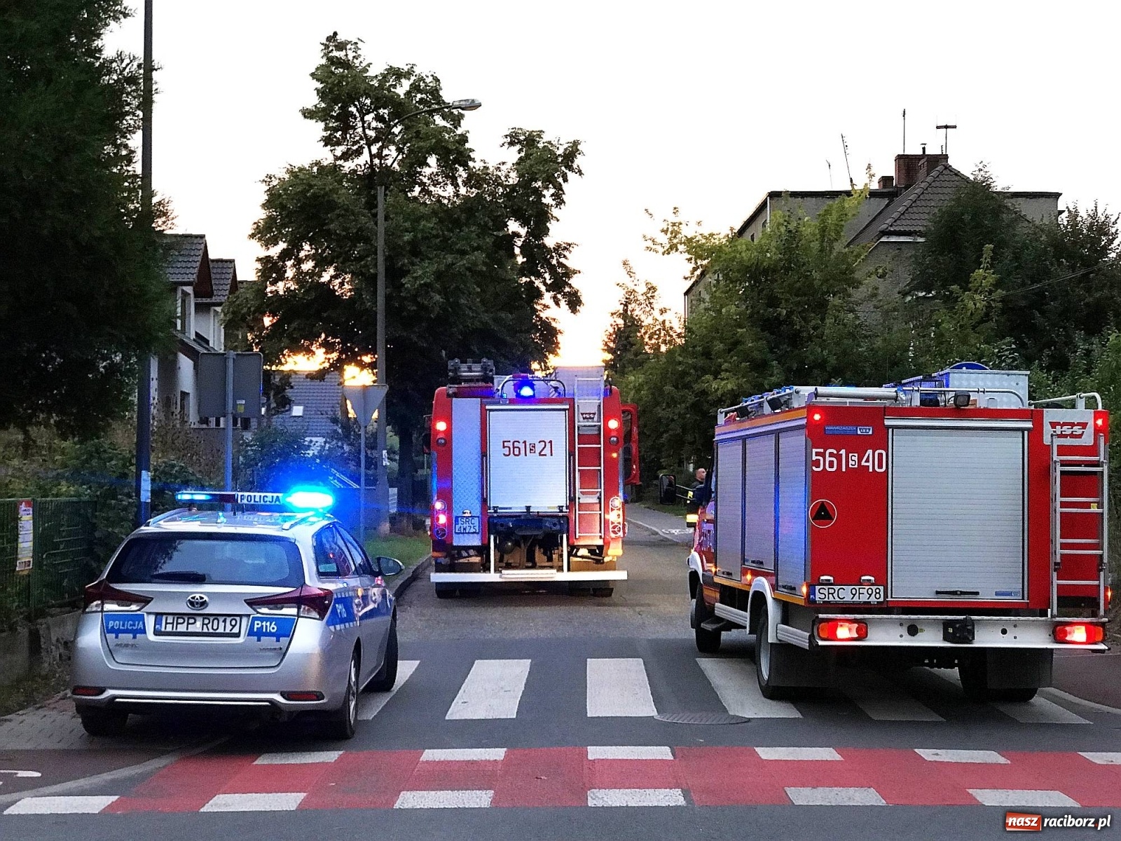Zdjęcie w galerii na portalu naszraciborz.pl: Akcja straży i policji na Mariańskiej-Kopernika. Podpalenie na granicy Bolesławia i Tworkowa [FOTO] wiadomości z regionu