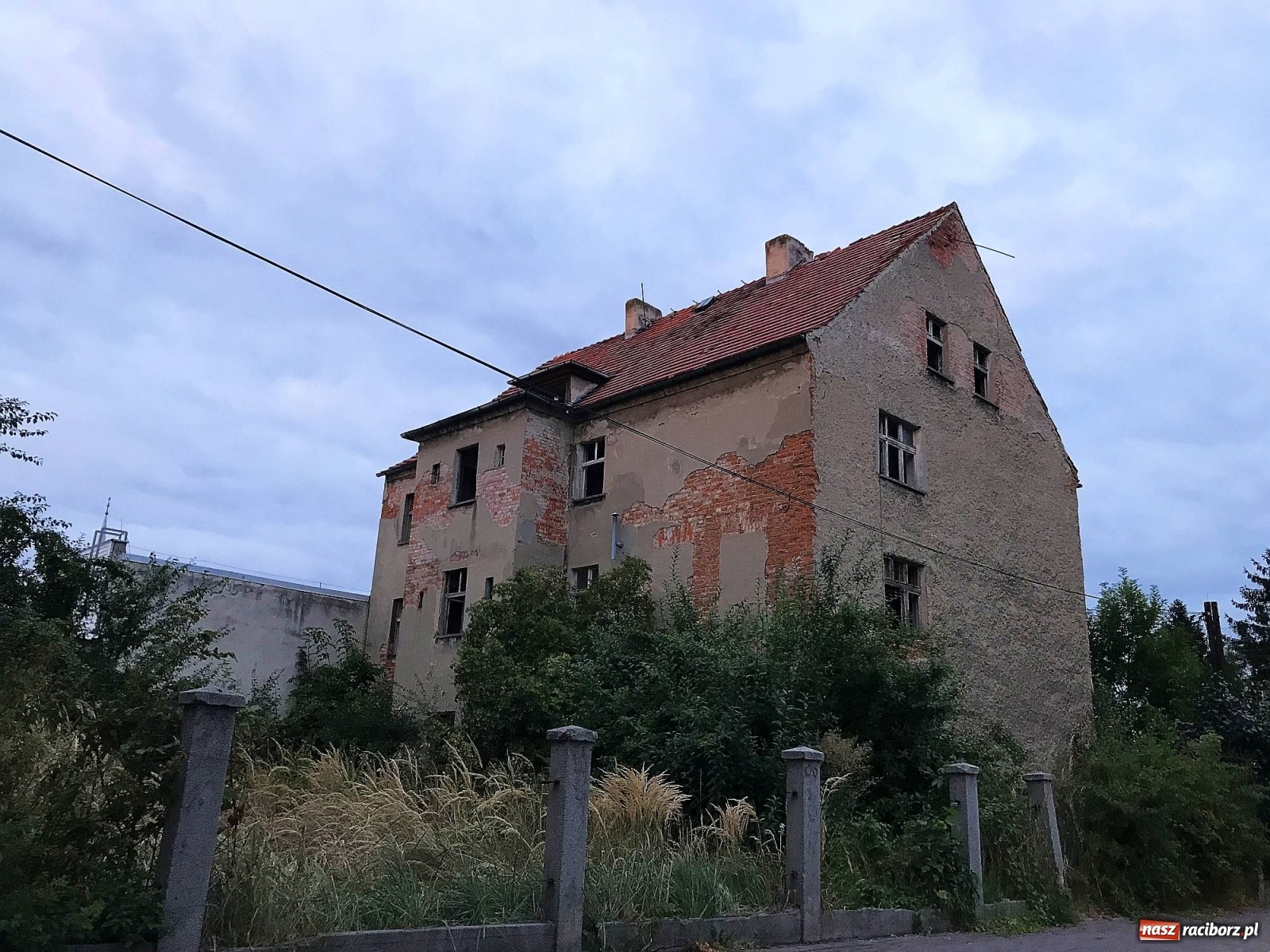 Zdjęcie w galerii na portalu naszraciborz.pl: Akcja straży i policji na Mariańskiej-Kopernika. Podpalenie na granicy Bolesławia i Tworkowa [FOTO] wiadomości z regionu