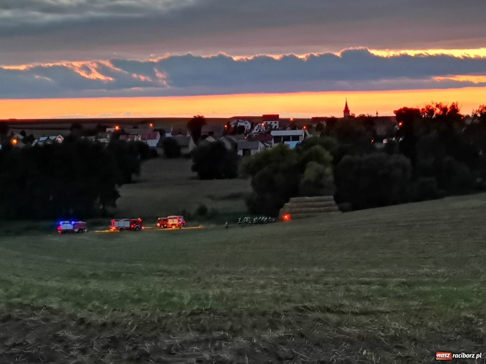 Zdjęcie w galerii na portalu naszraciborz.pl: Akcja straży i policji na Mariańskiej-Kopernika. Podpalenie na granicy Bolesławia i Tworkowa [FOTO] wiadomości z regionu