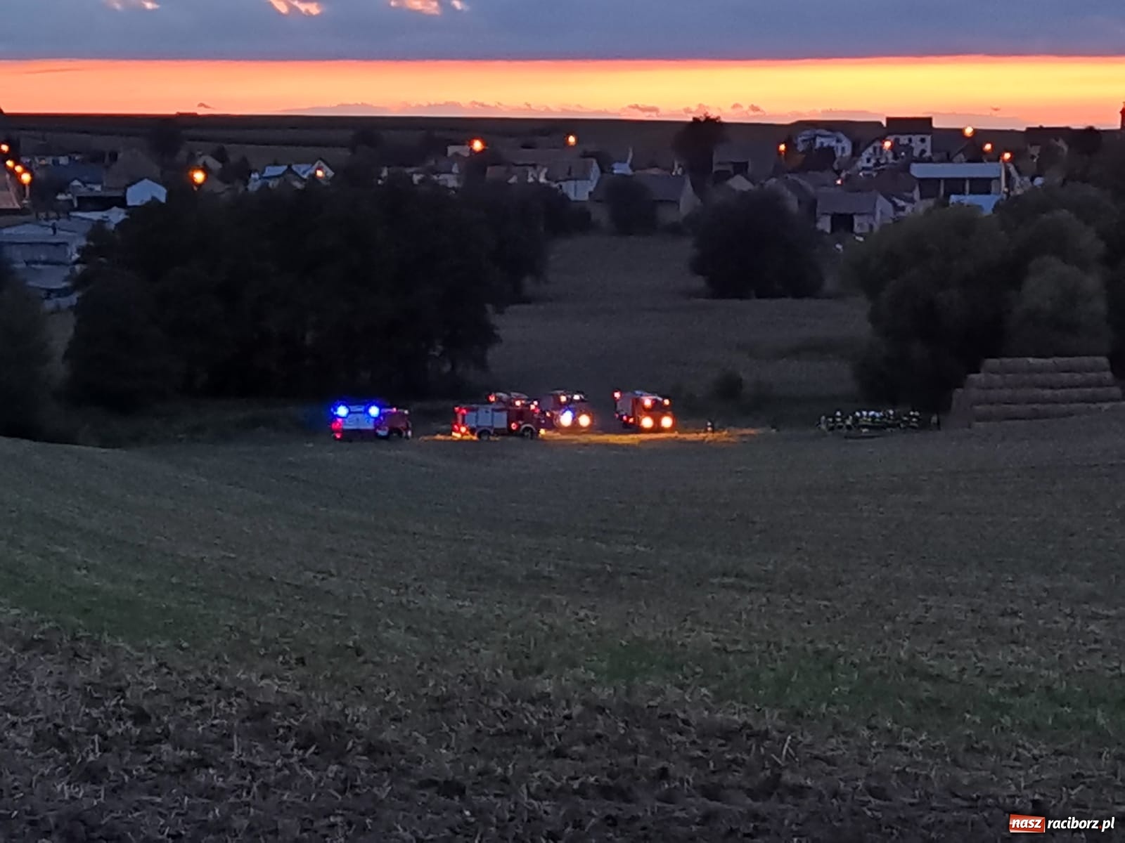 Zdjęcie w galerii na portalu naszraciborz.pl: Akcja straży i policji na Mariańskiej-Kopernika. Podpalenie na granicy Bolesławia i Tworkowa [FOTO] wiadomości z regionu