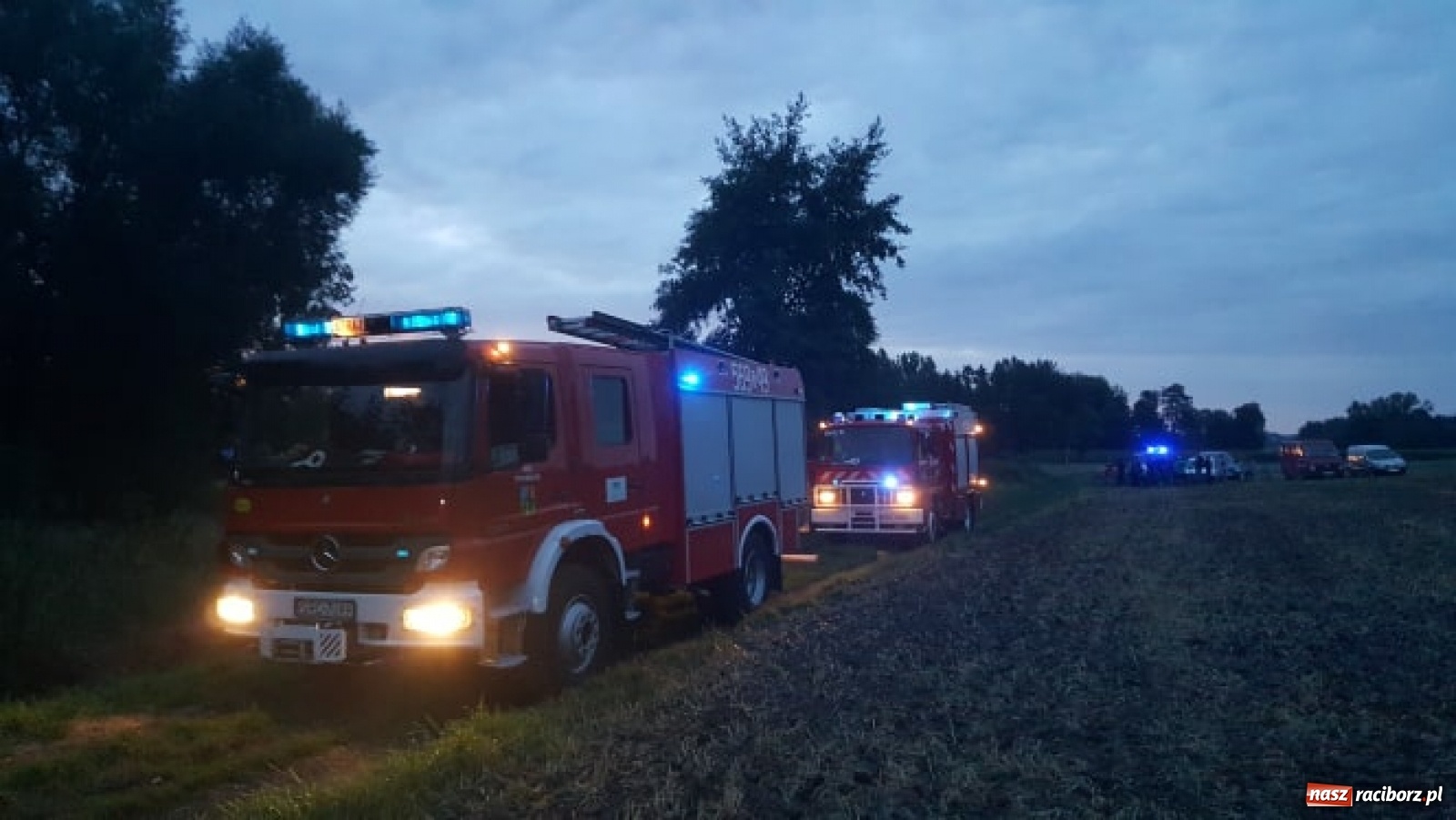 Zdjęcie w galerii na portalu naszraciborz.pl: Akcja straży i policji na Mariańskiej-Kopernika. Podpalenie na granicy Bolesławia i Tworkowa [FOTO] wiadomości z regionu