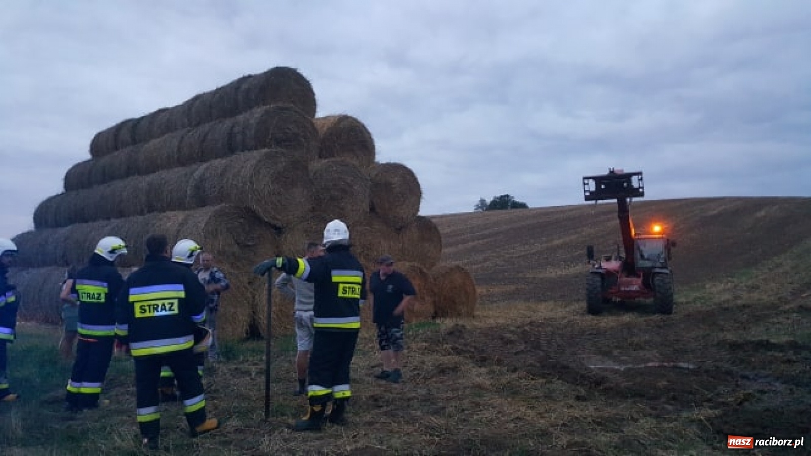 Zdjęcie w galerii na portalu naszraciborz.pl: Akcja straży i policji na Mariańskiej-Kopernika. Podpalenie na granicy Bolesławia i Tworkowa [FOTO] wiadomości z regionu