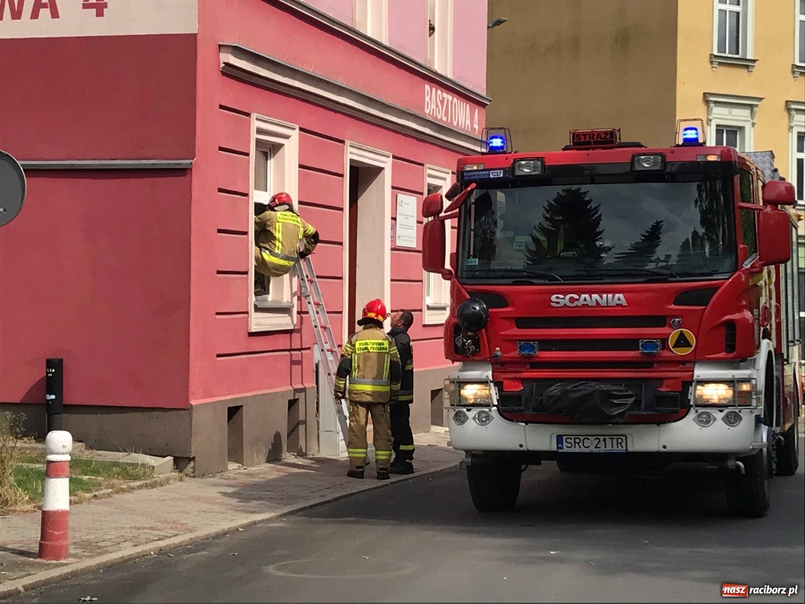 Zdjęcie w galerii na portalu naszraciborz.pl: Akcja straży pożarnej na ul. Basztowej. Z mieszkania ulatniał się gaz [FOTO]  wiadomości z regionu