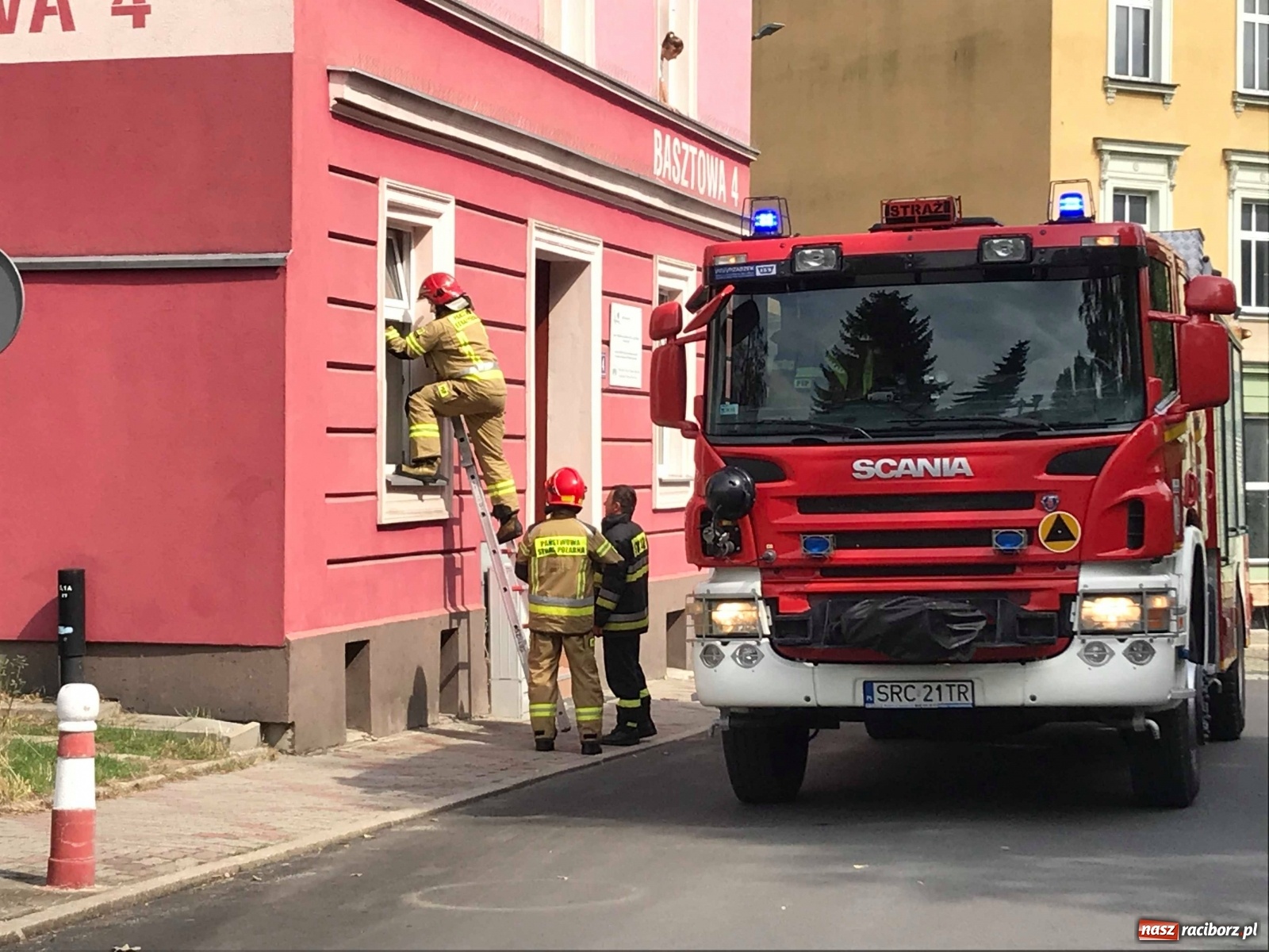 Zdjęcie w galerii na portalu naszraciborz.pl: Akcja straży pożarnej na ul. Basztowej. Z mieszkania ulatniał się gaz [FOTO]  wiadomości z regionu