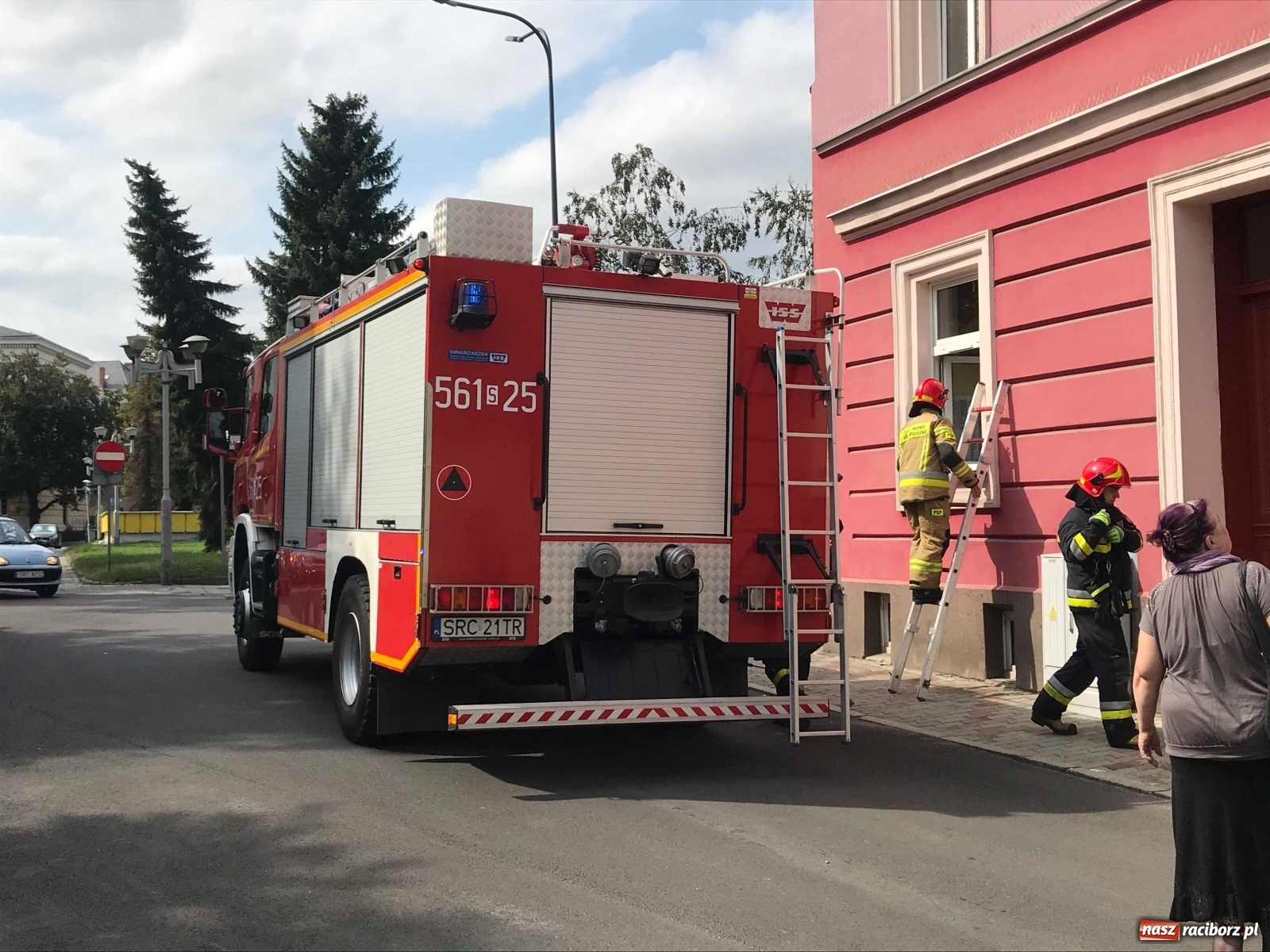 Zdjęcie w galerii na portalu naszraciborz.pl: Akcja straży pożarnej na ul. Basztowej. Z mieszkania ulatniał się gaz [FOTO]  wiadomości z regionu