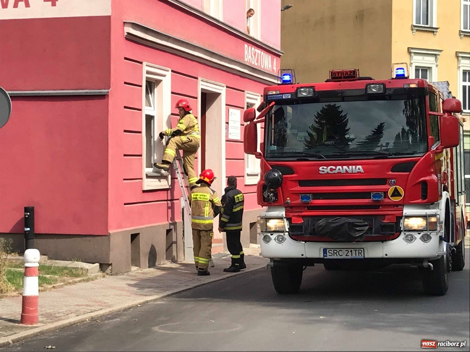 Zdjęcie w galerii na portalu naszraciborz.pl: Akcja straży pożarnej na ul. Basztowej. Z mieszkania ulatniał się gaz [FOTO]  wiadomości z regionu