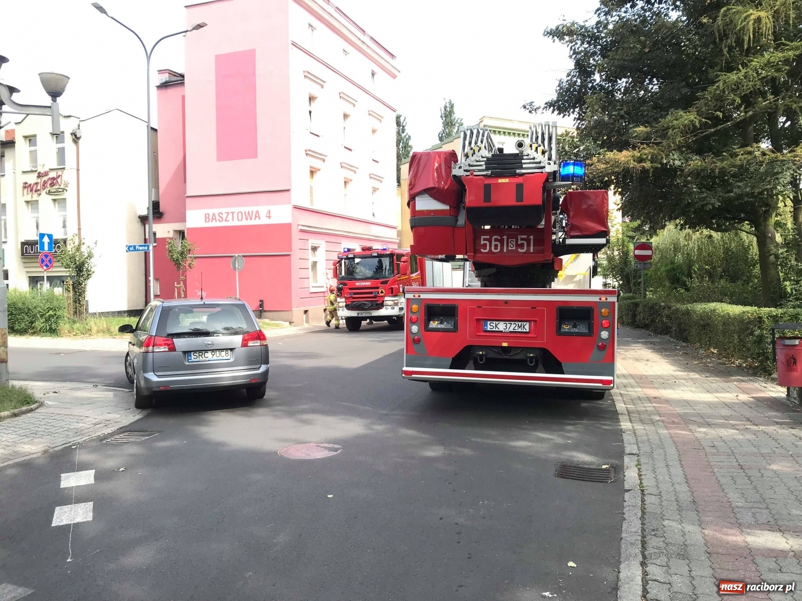 Zdjęcie w galerii na portalu naszraciborz.pl: Akcja straży pożarnej na ul. Basztowej. Z mieszkania ulatniał się gaz [FOTO]  wiadomości z regionu