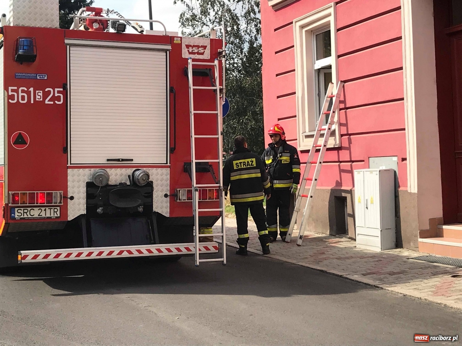 Zdjęcie w galerii na portalu naszraciborz.pl: Akcja straży pożarnej na ul. Basztowej. Z mieszkania ulatniał się gaz [FOTO]  wiadomości z regionu