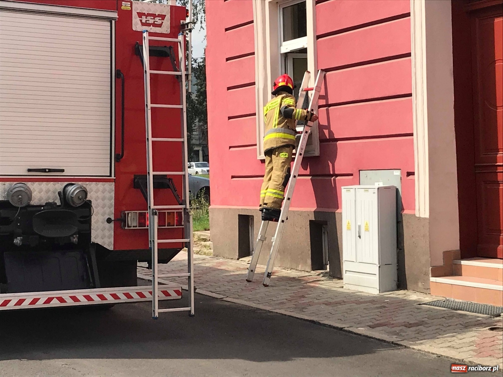 Zdjęcie w galerii na portalu naszraciborz.pl: Akcja straży pożarnej na ul. Basztowej. Z mieszkania ulatniał się gaz [FOTO]  wiadomości z regionu