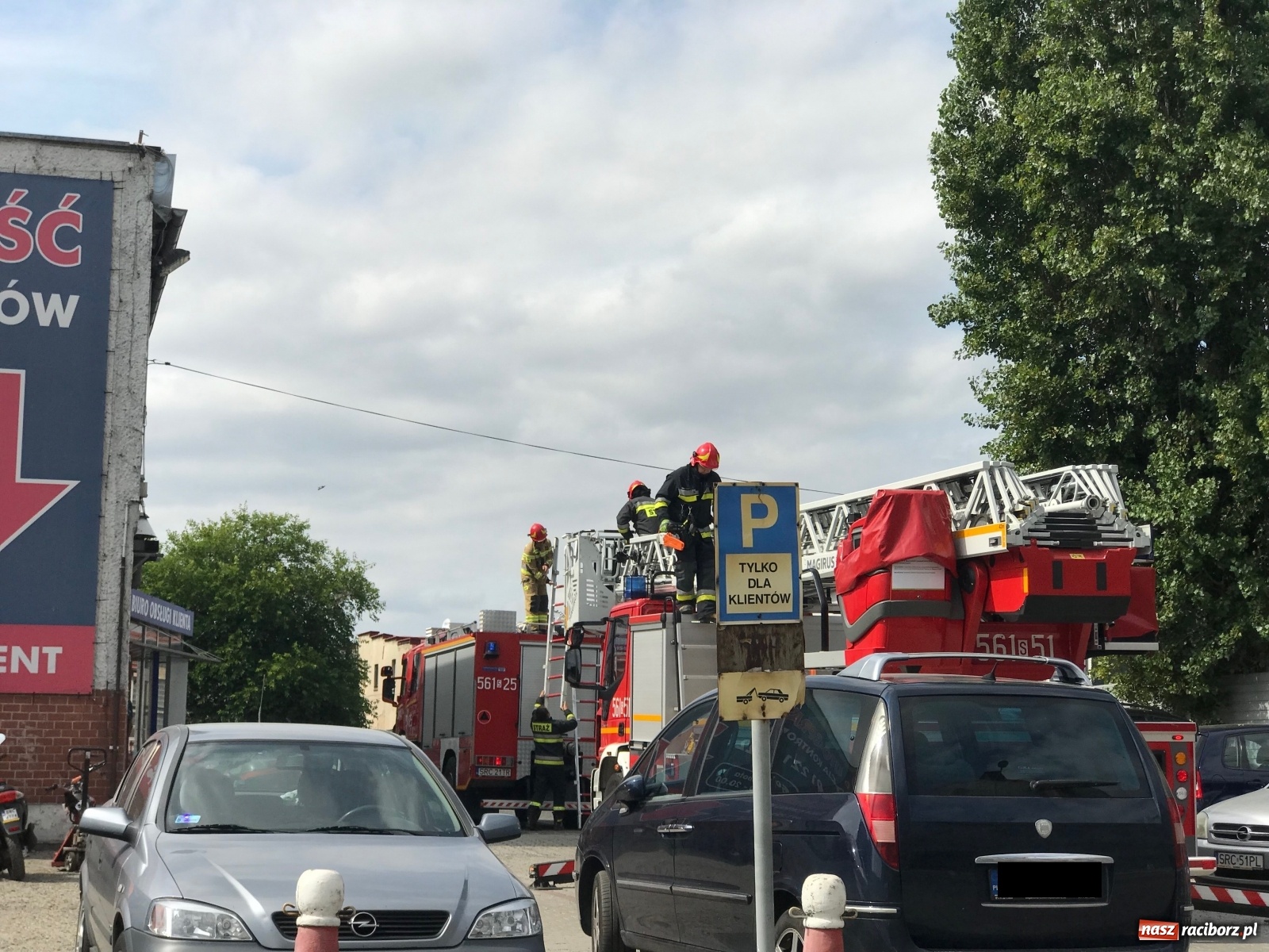 Zdjęcie w galerii na portalu naszraciborz.pl: Akcja straży pożarnej na ul. Basztowej. Z mieszkania ulatniał się gaz [FOTO]  wiadomości z regionu