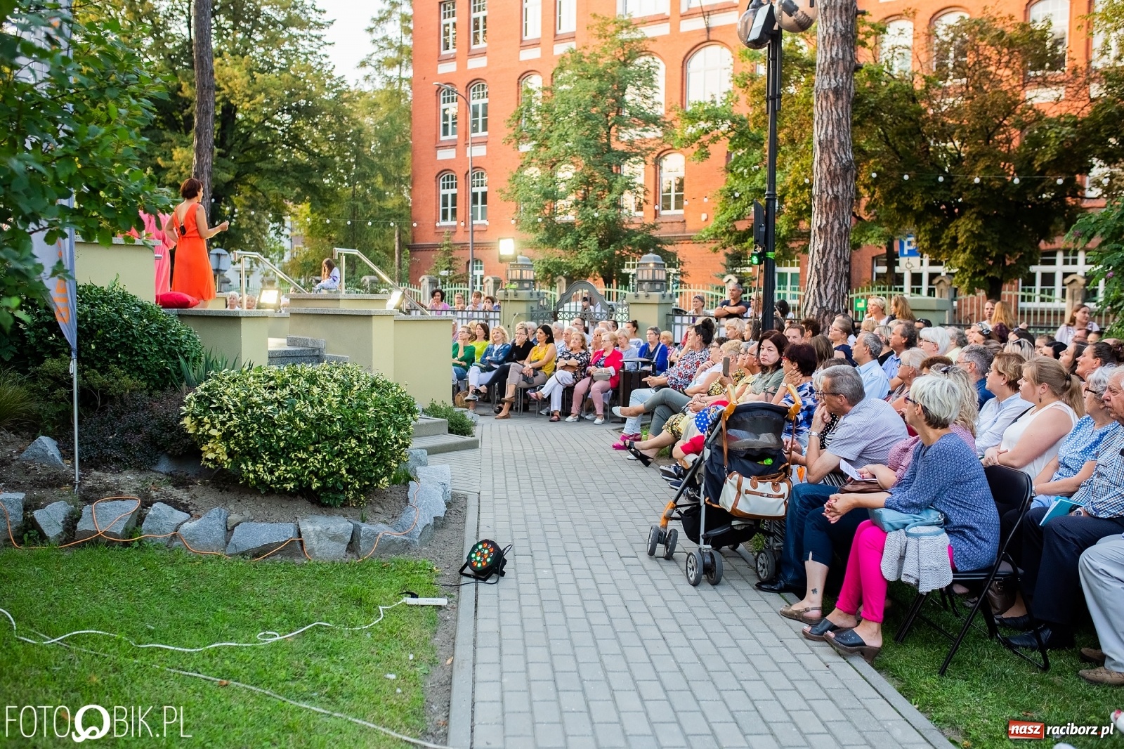 Zdjęcie w galerii na portalu naszraciborz.pl: Teatralny miks skeczy o kobietach [FOTO i WIDEO] wiadomości z regionu