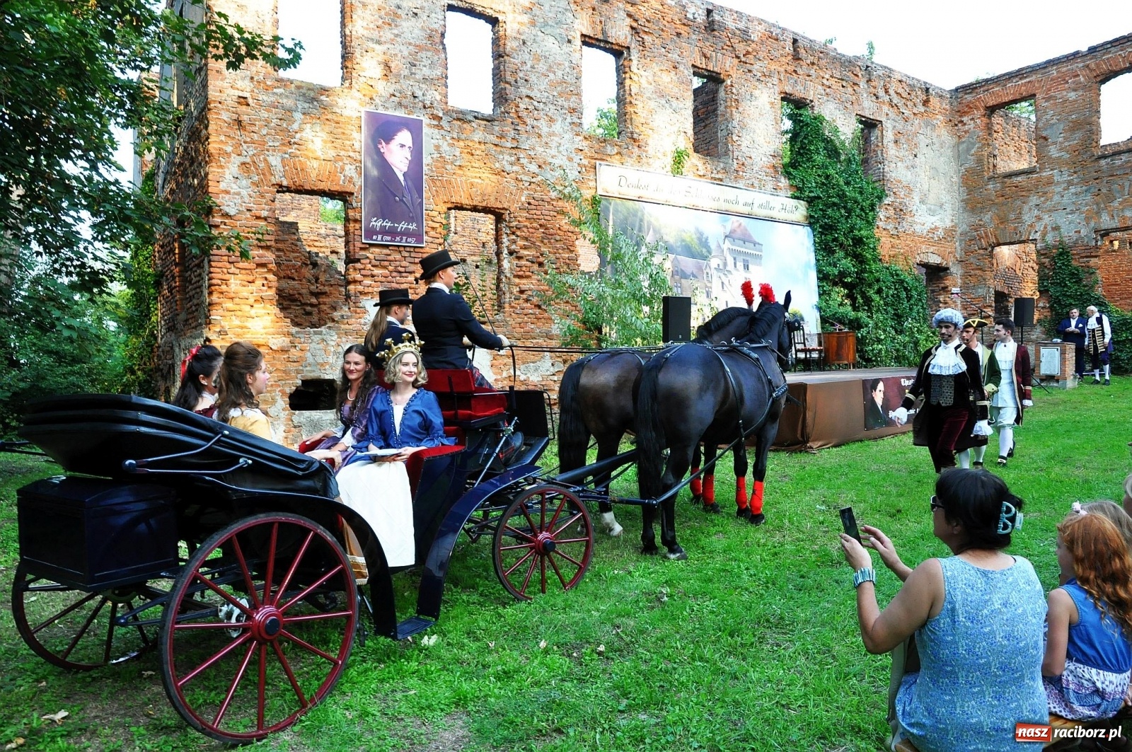 Zdjęcie w galerii na portalu naszraciborz.pl: Uprowadzenie - inscenizacja na tle starych ruin w Łubowicach [FOTO i WIDEO]  wiadomości z regionu
